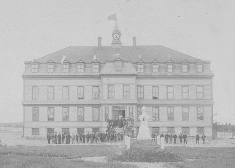 Le premier Collège Sainte-Anne à Pointe-de-l'Église, Nouvelle-Écosse, construit en 1890 et rasé par un incendie en 1899